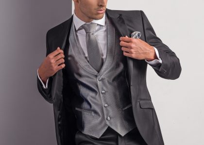 la elegancia como base principal en tu traje de novio