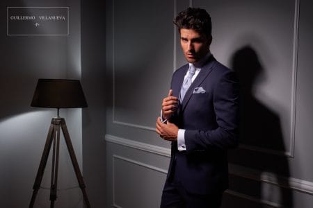 tiendas de trajes de novio en Ávila Traje de novio azul tinta con elegante corte semientallado con americana de dos botones coordinado con chaleco y corbata a juego con tejido de espiguilla trajes de novio en Valdepeñas Ciudad Real