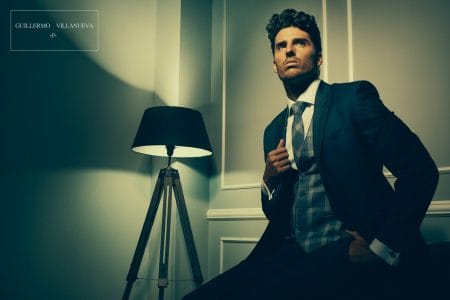 trajes de novio en Huelva Elegante traje de novio azul confeccionado con lana mohair coordinado con chaleco británico con cuadros príncipe de gáles azul 100 % lana y corbata a juego