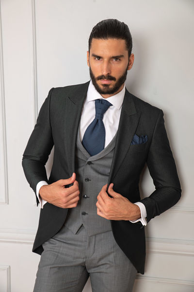 Modelo Raven 2 Guillermo Villanueva Trajes de novio españa golden edition  colección 2022 - Guillermo ·p· Villanueva