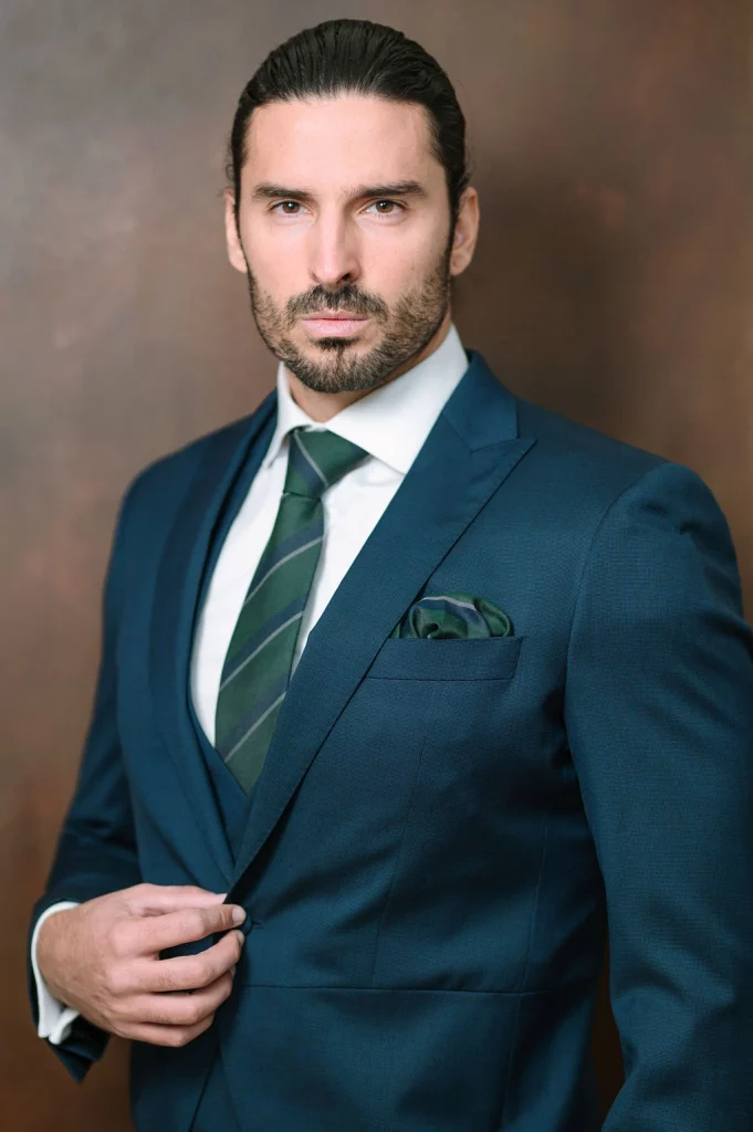 Traje de novio chaqué azul modelo Merlo 2026 de Guillermo Villanueva