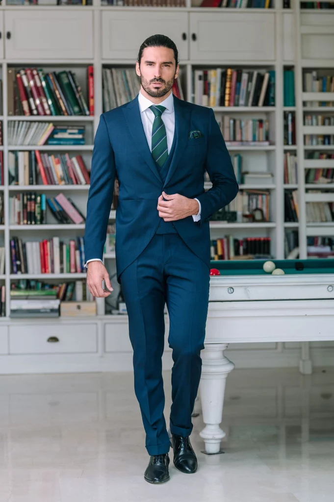 Traje de novio chaqué azul modelo Merlo de Guillermo Villanueva 2026