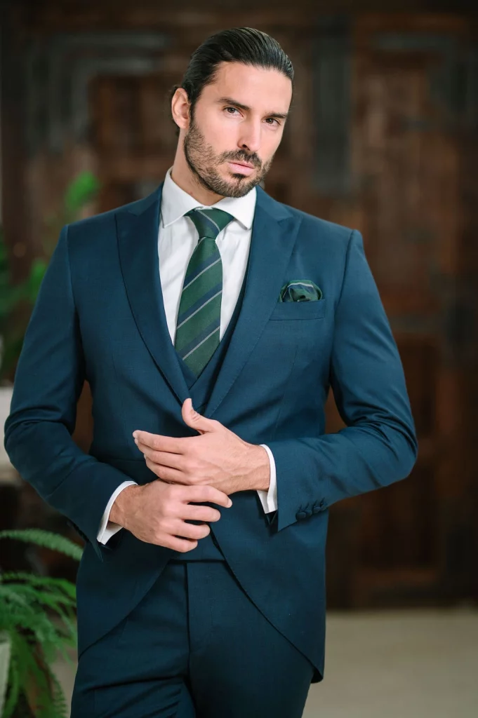 Chaqué azul modelo Merlo de la colección de trajes de novio 2026