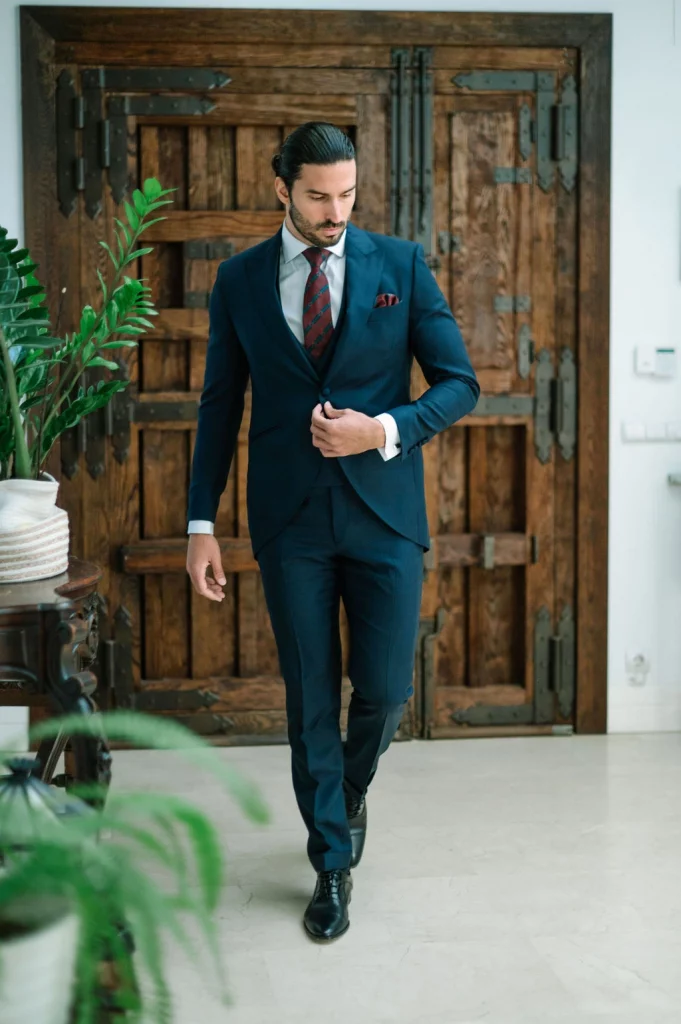Chaque azul marino 2026 modelo Reda, traje de novio elegante y contemporáneo diseñado por Guillermo Villanueva.