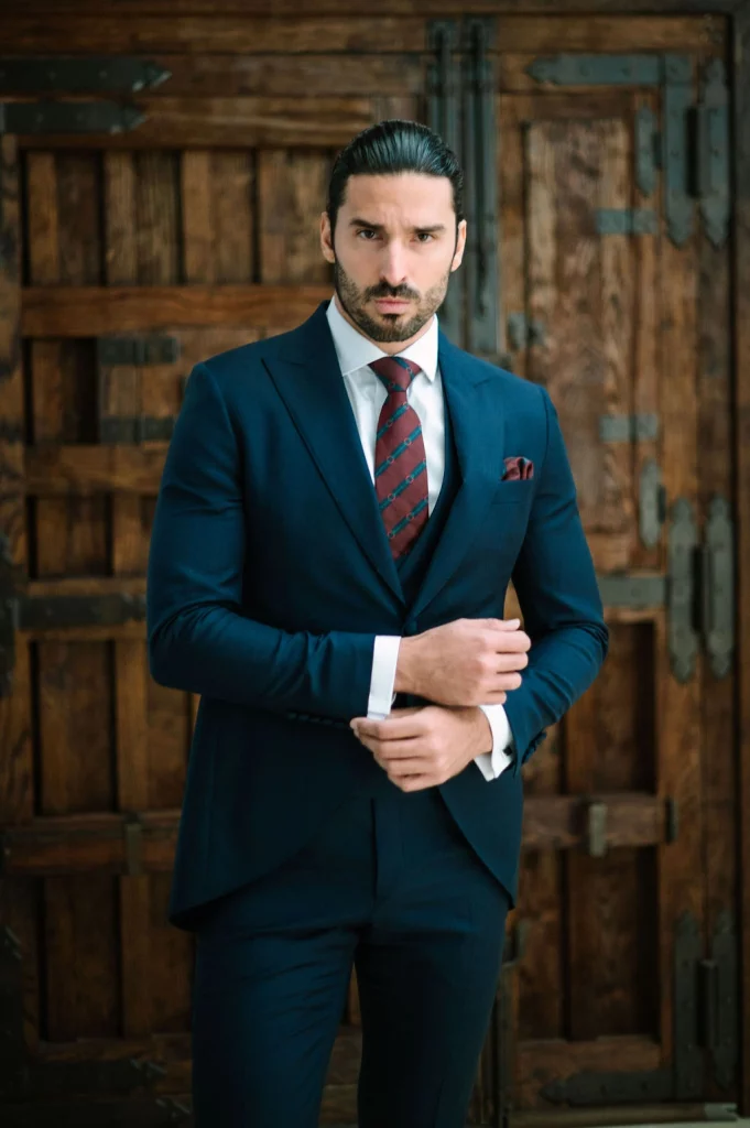 Traje de novio chaque azul 2026 modelo Reda de Guillermo Villanueva, con tejido italiano de cuadros finos.