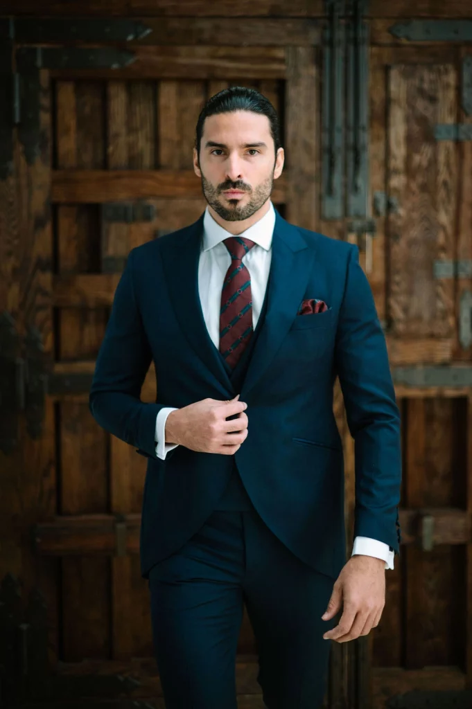 Chaque azul 2026 Guillermo Villanueva modelo Reda, traje de novio con diseño elegante y contemporáneo.