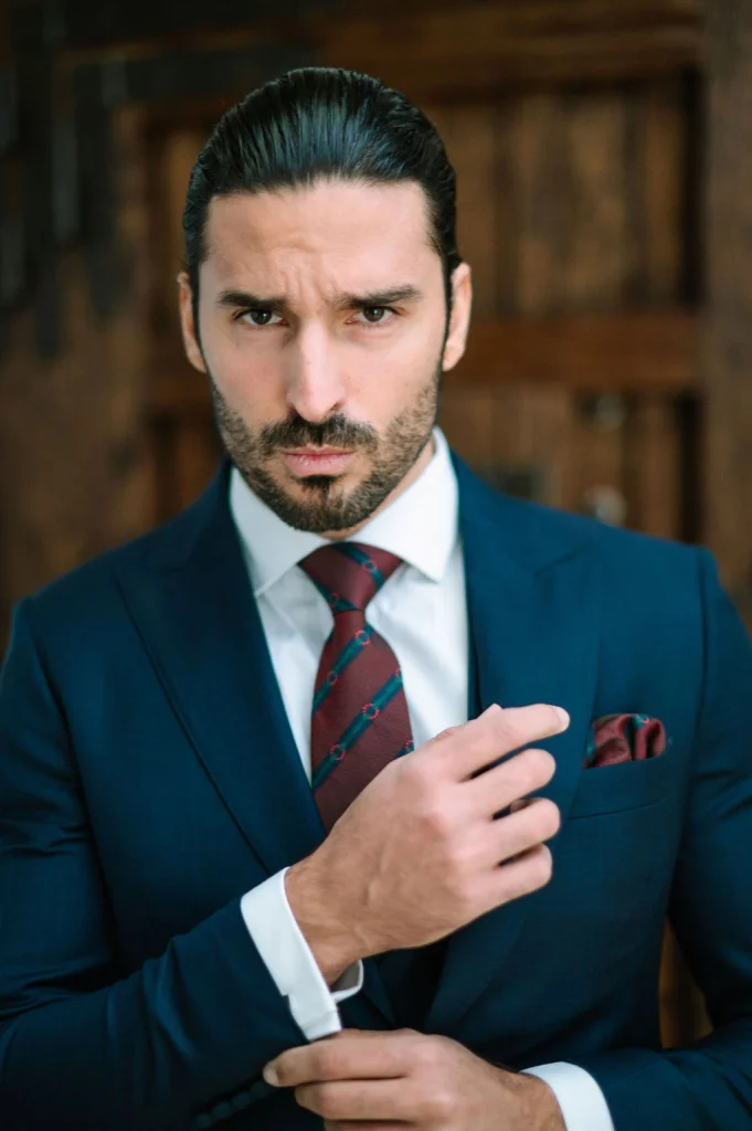 Traje de novio chaque azul 2026 Reda de Guillermo Villanueva, confeccionado con tejido azul marino y corte impecable