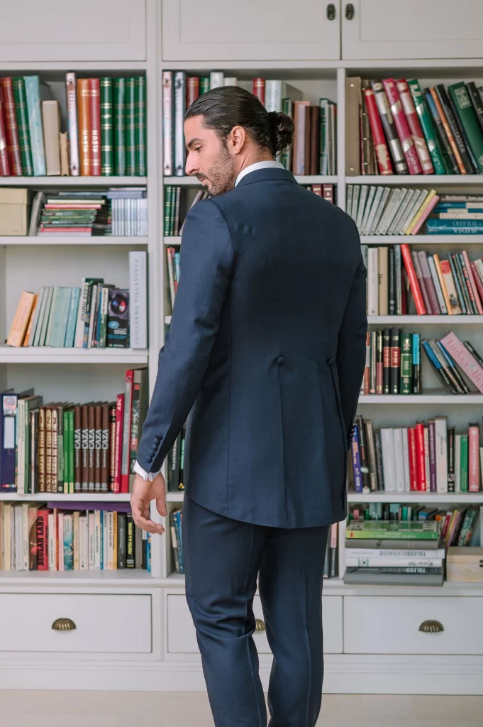 Detalle del chaque azul Reda 2026, mostrando la elegancia de su confección artesanal en lana virgen con cuadros sutiles y el refinado acabado característico de Guillermo Villanueva.