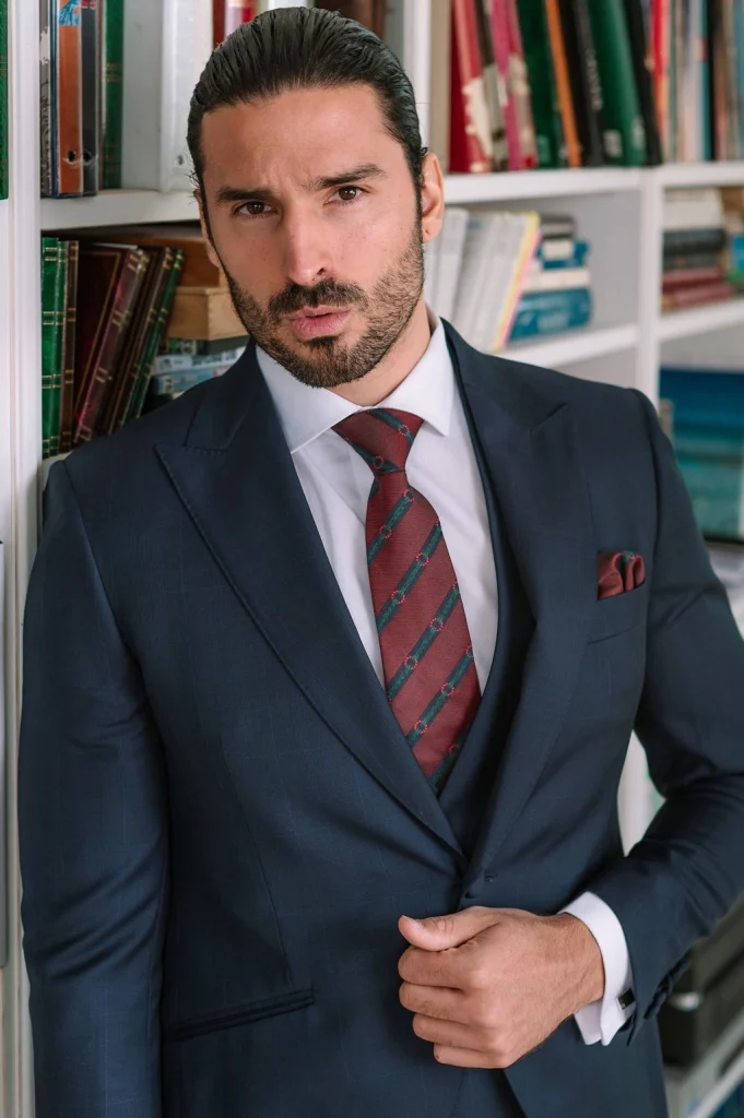 Chaque azul modelo Reda de Guillermo Villanueva, traje de novio elegante confeccionado en tejido azul marino con cuadros sutiles.