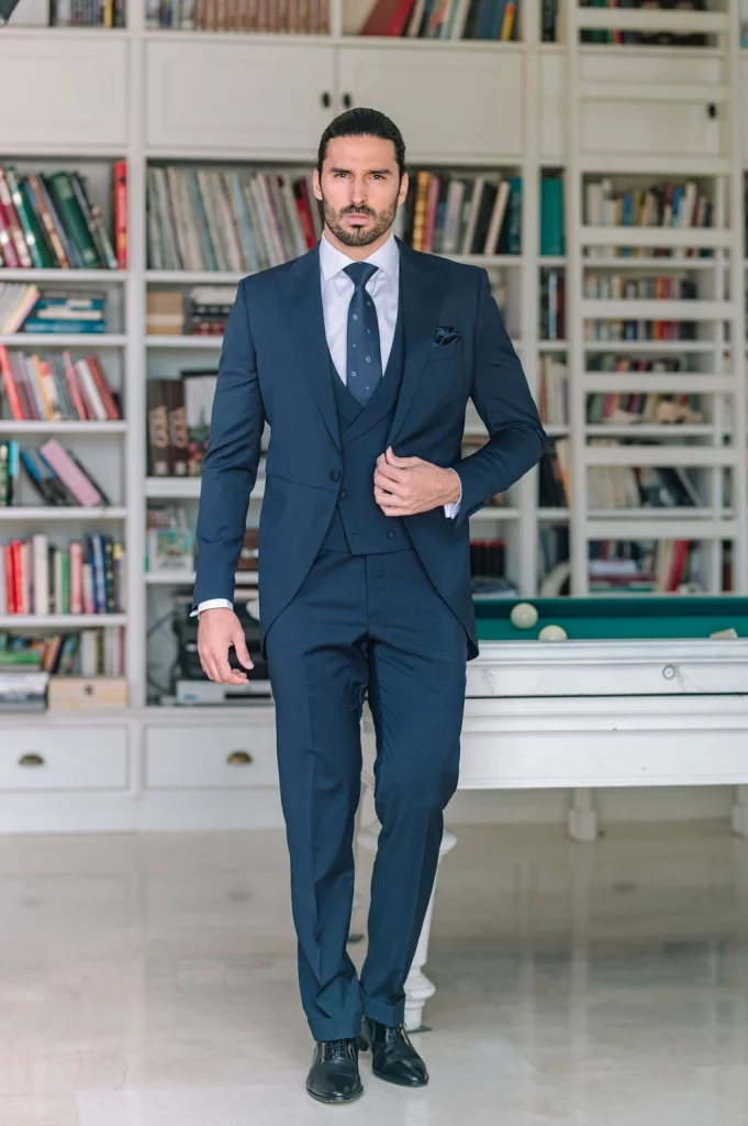 chaque corto azul marino crisa trajes de novio 2026 guillermo villanueva 1