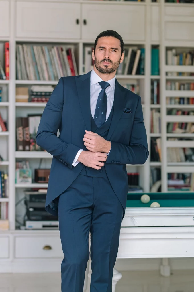 chaque corto azul marino crisa trajes de novio 2026 guillermo villanueva 2