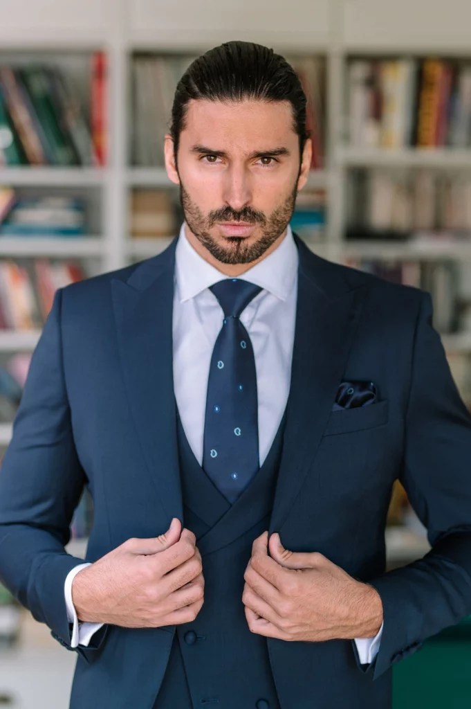 chaqué corto azul marino crisa trajes de novio 2026 guillermo villanueva 4