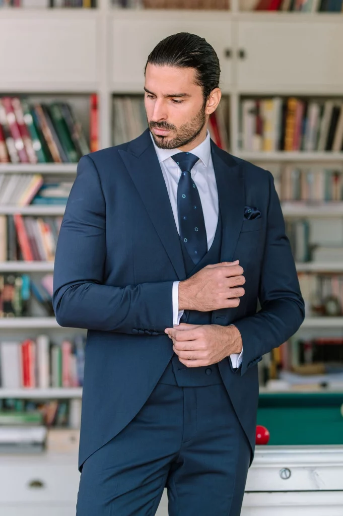 chaqué corto azul marino crisa trajes de novio 2026 guillermo villanueva 5