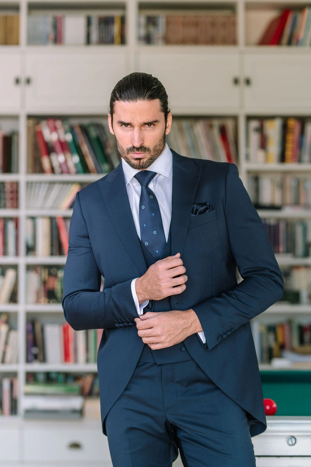 chaqué corto azul marino crisa trajes de novio 2026 guillermo villanueva 6