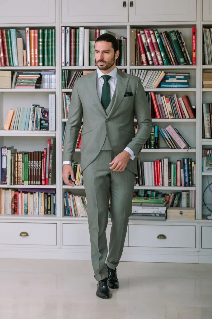 Chaqué tres piezas modelo LIMSE de Guillermo Villanueva, traje de novio elegante colección 2026.