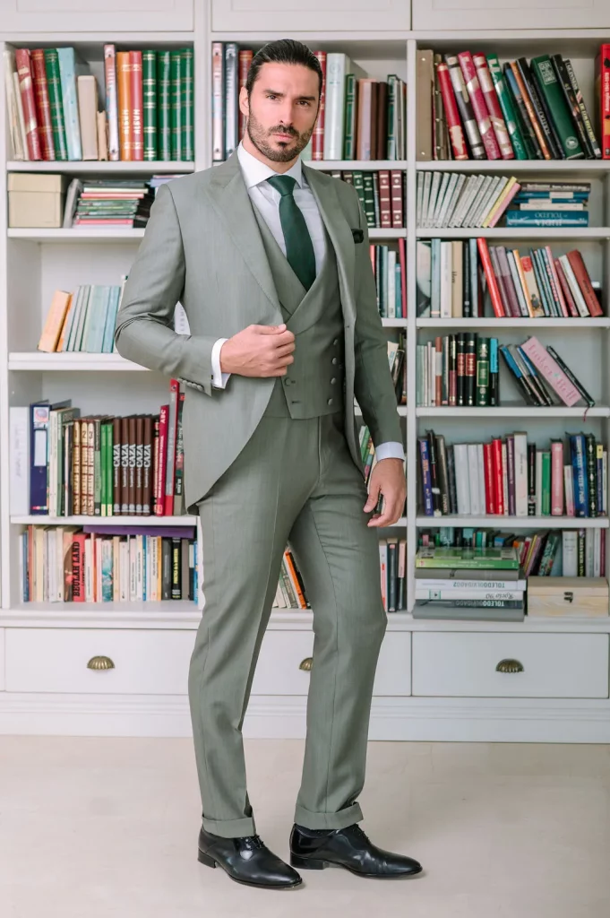 Chaqué tres piezas modelo LIMSE para novio, colección 2026 Guillermo Villanueva.