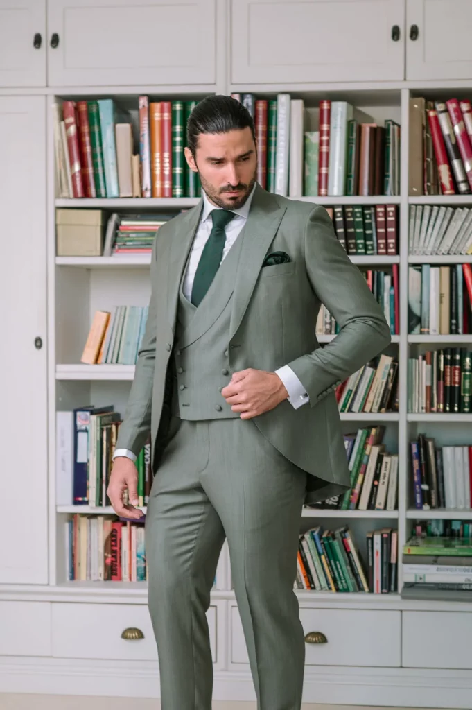 Traje de novio chaqué tres piezas LIMSE de Guillermo Villanueva colección 2026.