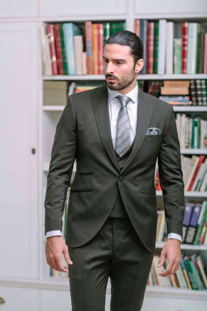 Traje de novio verde 2026 Lezu · Guillermo Villanueva