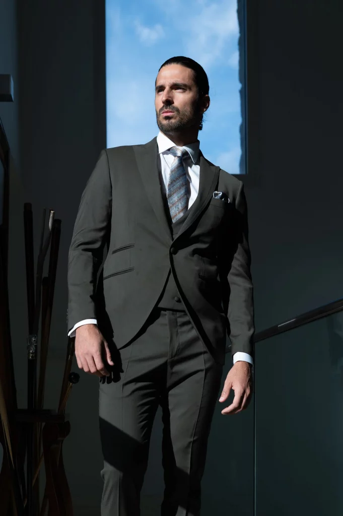 Traje de novio verde 2026 Lezu · Guillermo Villanueva