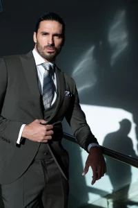 Traje de novio verde 2026 Lezu · Guillermo Villanueva - trajes de novio 2026