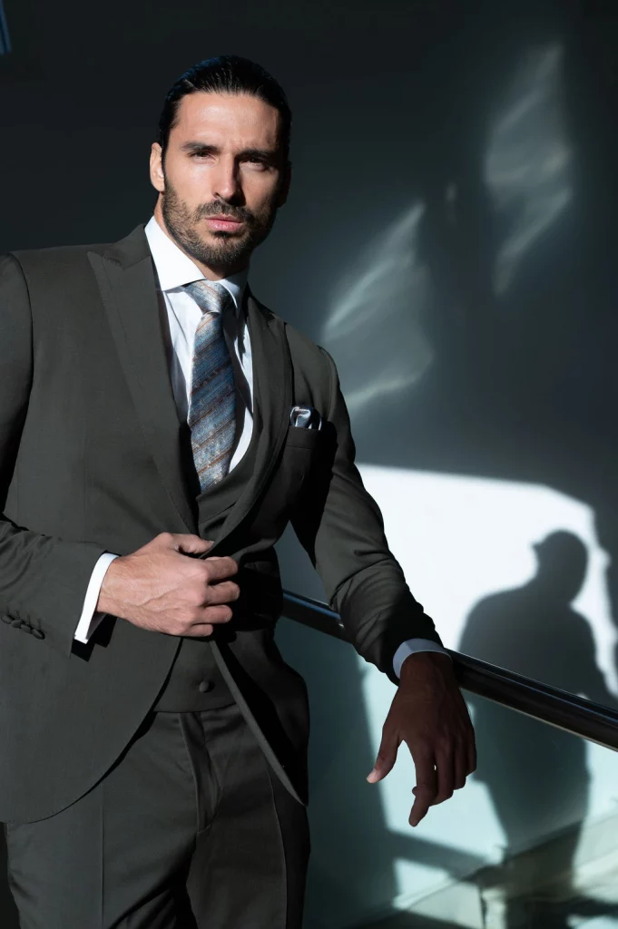 Traje de novio verde 2026 Lezu · Guillermo Villanueva - trajes de novio 2026