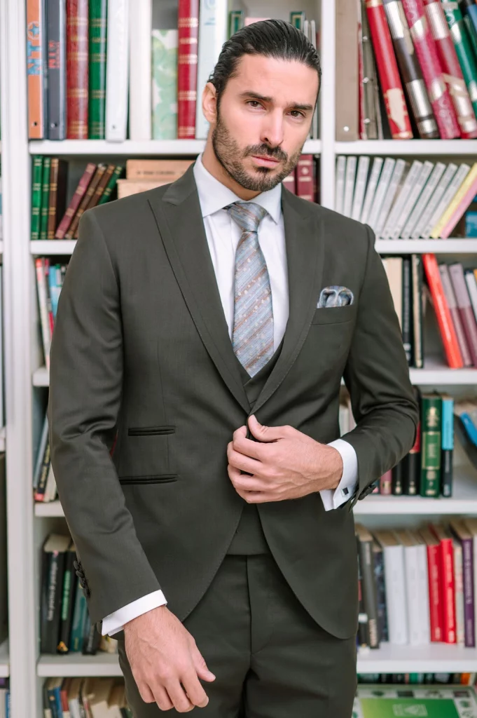 Traje de novio verde 2026 Lezu · Guillermo Villanueva