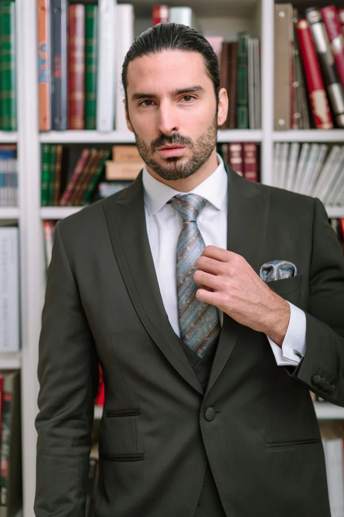 Traje de novio verde 2026 Lezu · Guillermo Villanueva