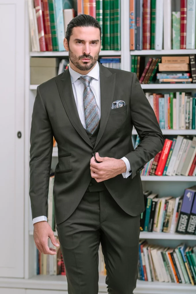 Traje de novio azul marino 2026 Lezu · Guillermo Villanueva