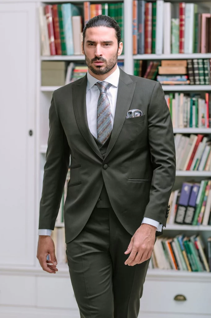 Traje de novio verde 2026 Lezu · Guillermo Villanueva