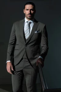 Traje de novio verde 2026 Lezu · Guillermo Villanueva tendencias en trajes de novio 2026