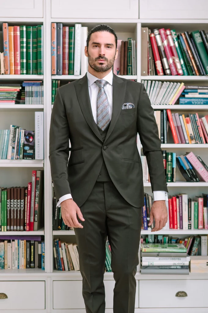 Traje de novio verde 2026 Lezu · Guillermo Villanueva