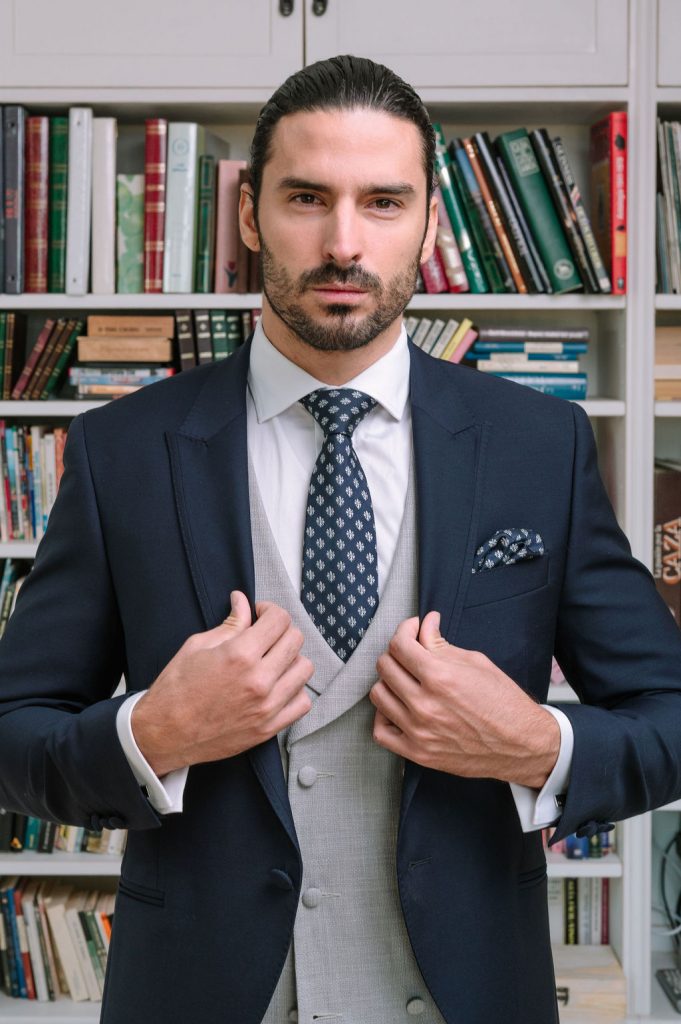 Traje de novio azul marino 2026 Abel · Guillermo Villanueva trajes de novio 2026