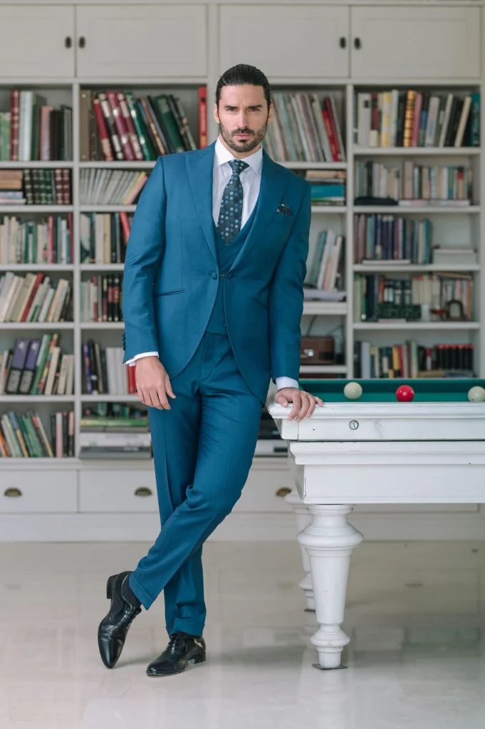 Traje novio azul 2026 Zelie · Guillermo Villanueva trajes de novio en Huelva