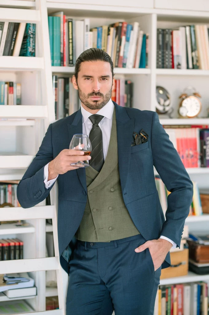 Chaqué corto azul Soluco 2026 con chaleco verde