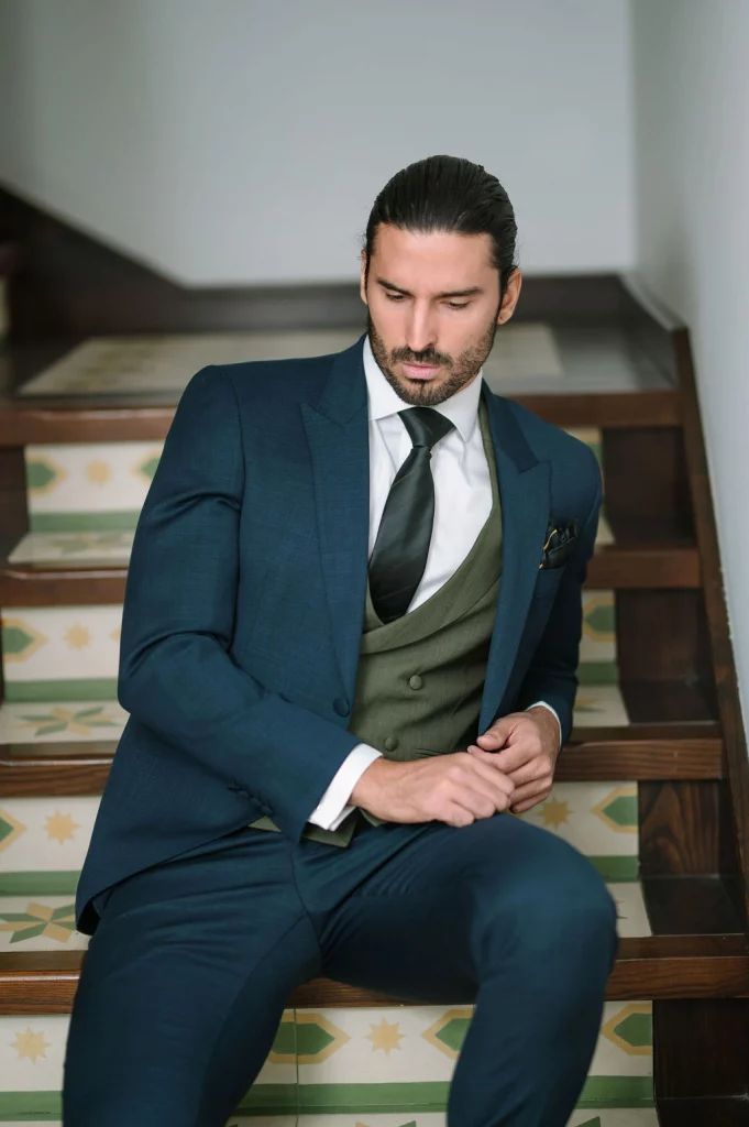 Soluco 2026 chaqué azul detalle corbata rayas