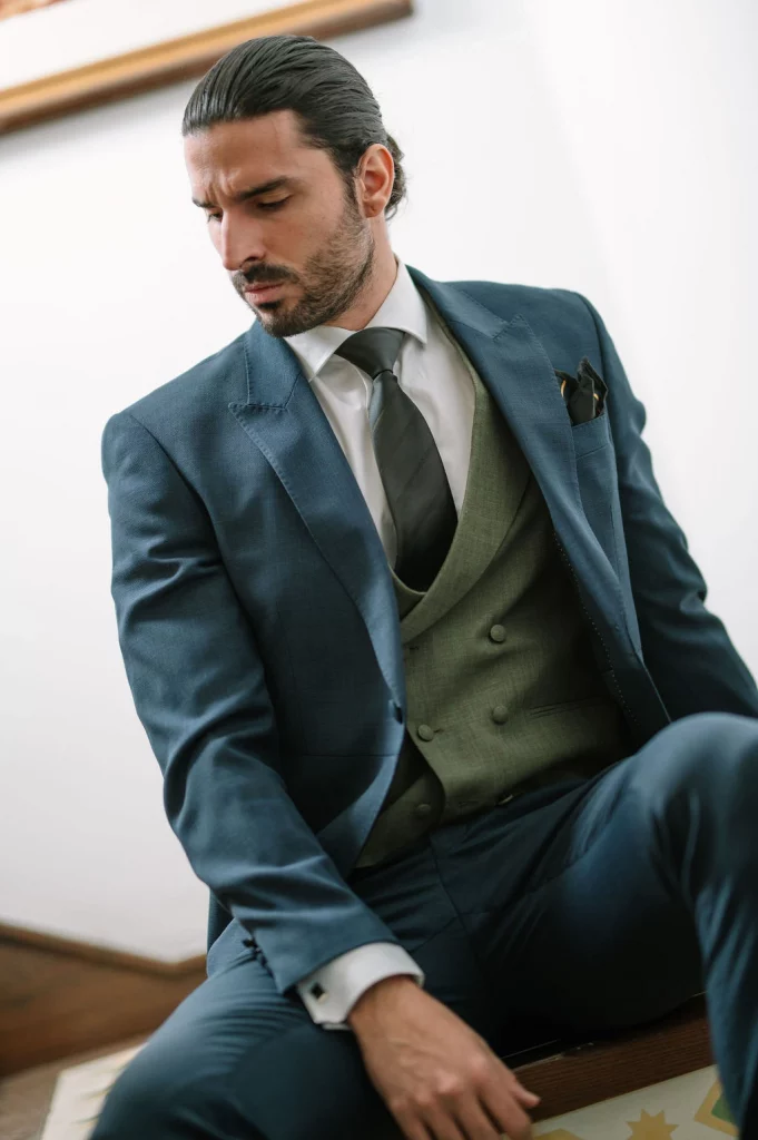 Chaqué corto azul Soluco detalle chaleco verde