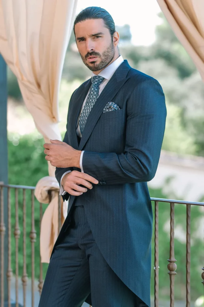 Chaqué de rayas para novio Birdelo con patrón clásico y elegante