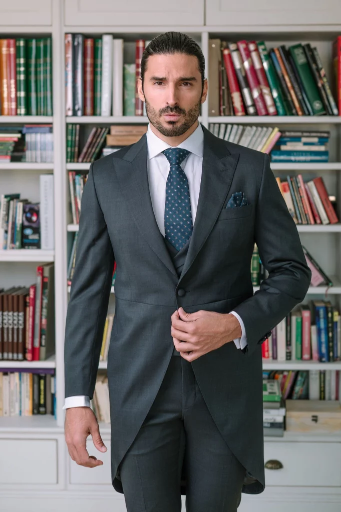 Traje de novio chaqué gris Cuadrillé de Guillermo Villanueva con corbata azul