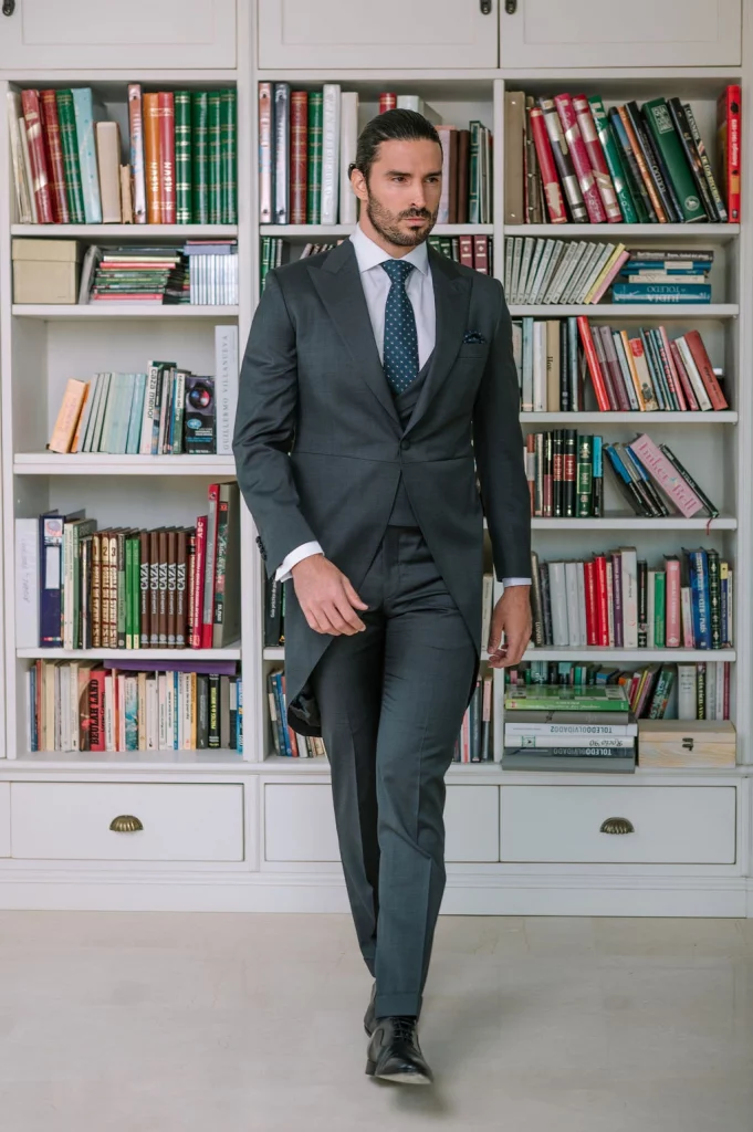 Chaqué gris para novio modelo Cuadrillé con corbata azul de diseño circular