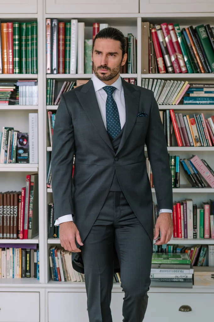 Traje de novio chaqué gris Cuadrillé con chaleco coordinado de Guillermo Villanueva