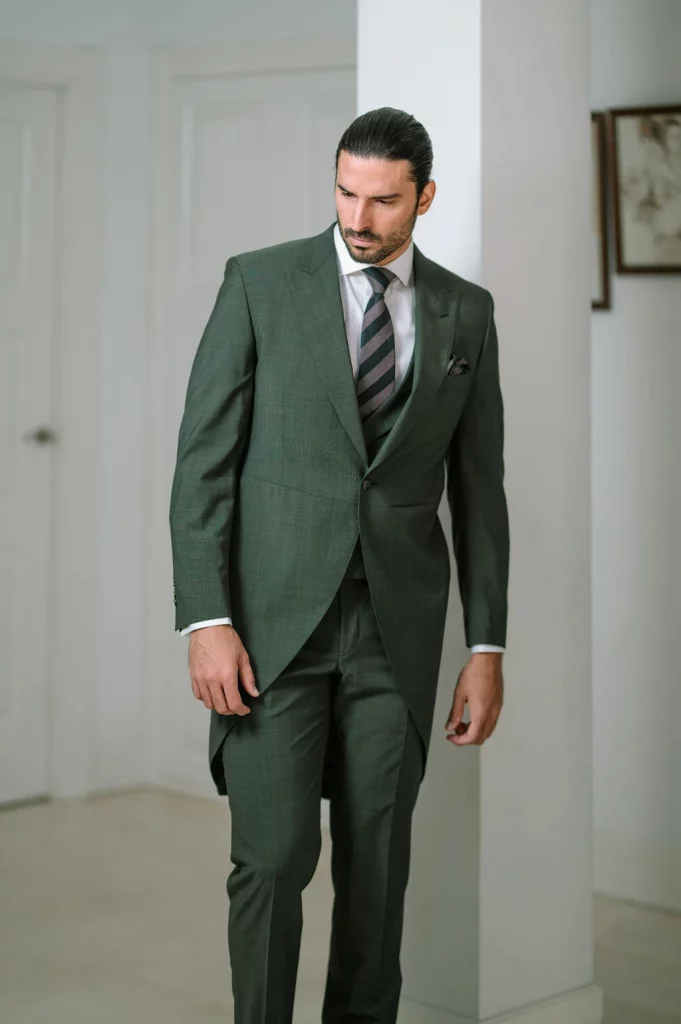 Chaqué largo verde Birde 2026 frente completo