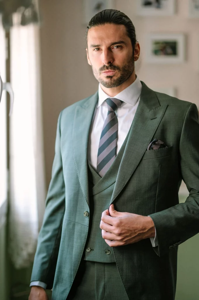 Chaqué largo verde Birde 2026 detalle del chaleco