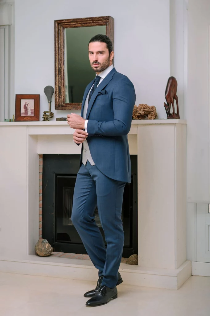 Traje de novio azul elegante Saturno 2026 – detalle de perfil del traje