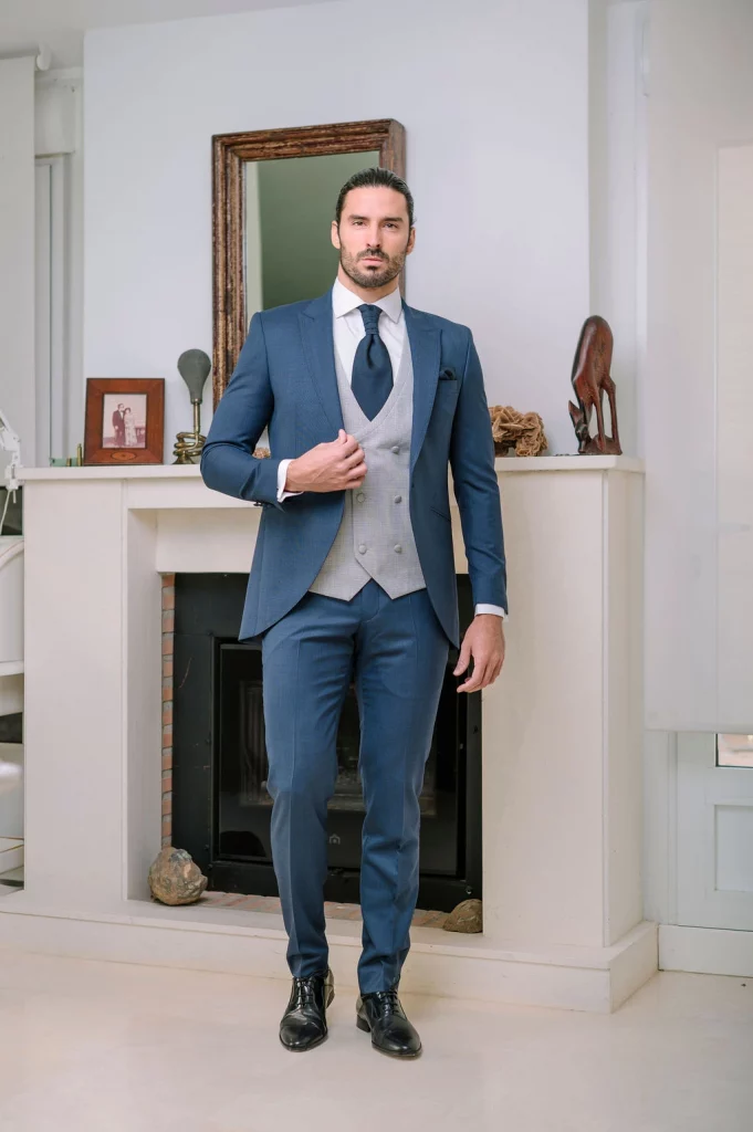 Traje de novio azul elegante Saturno 2026 – detalle del conjunto de novio completo
