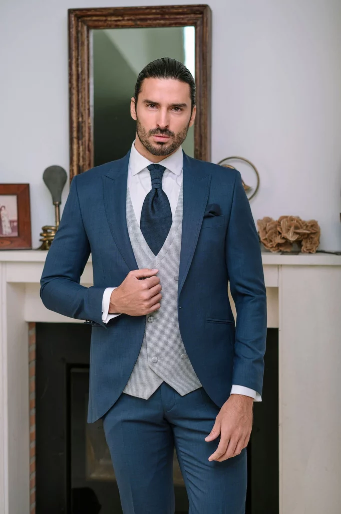 Traje de novio azul elegante Saturno 2026 – detalle chaleco