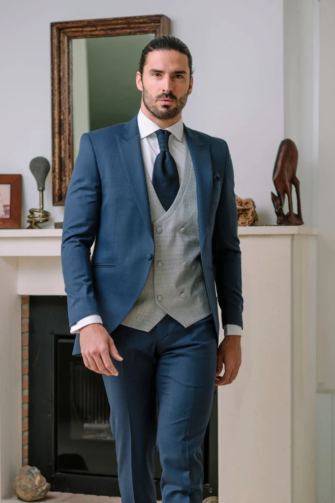 Traje de novio azul elegante Saturno 2026 – detalle de conjunto trajes, chaleco y corbatón
