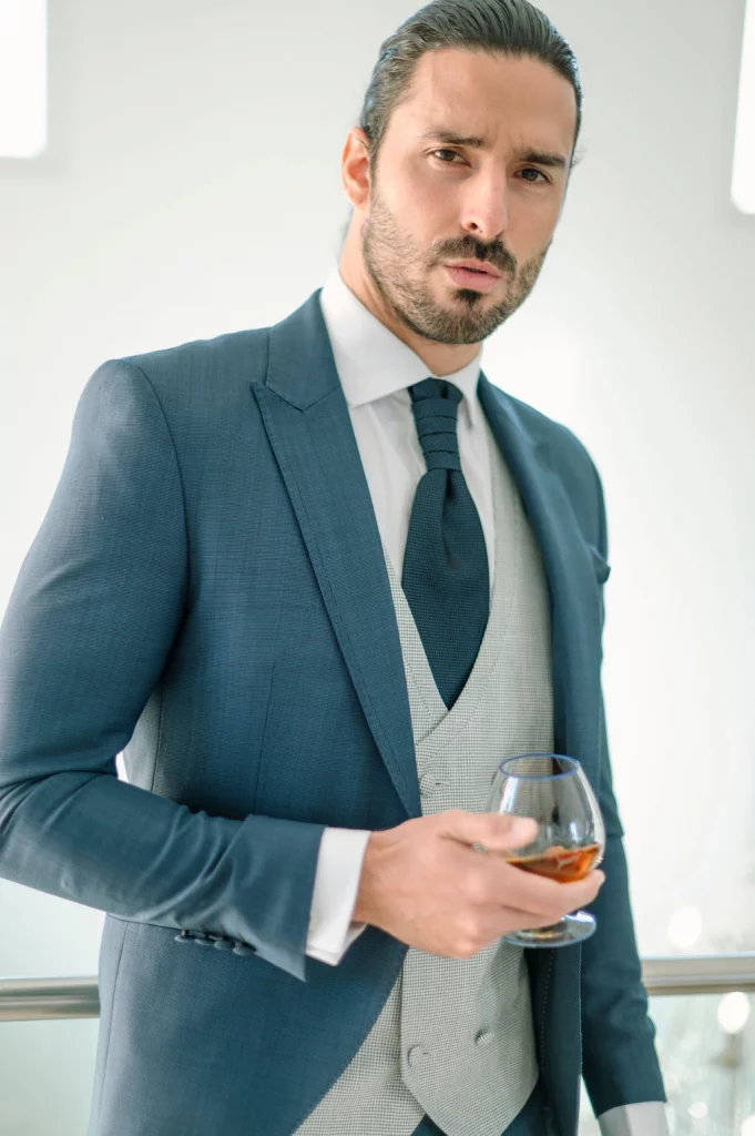 Traje de novio azul elegante Saturno 2026 – corte semientallado