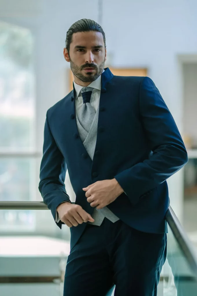 Traje de novio azul con cuello mao Vassi y corbatón en tonos coordinados