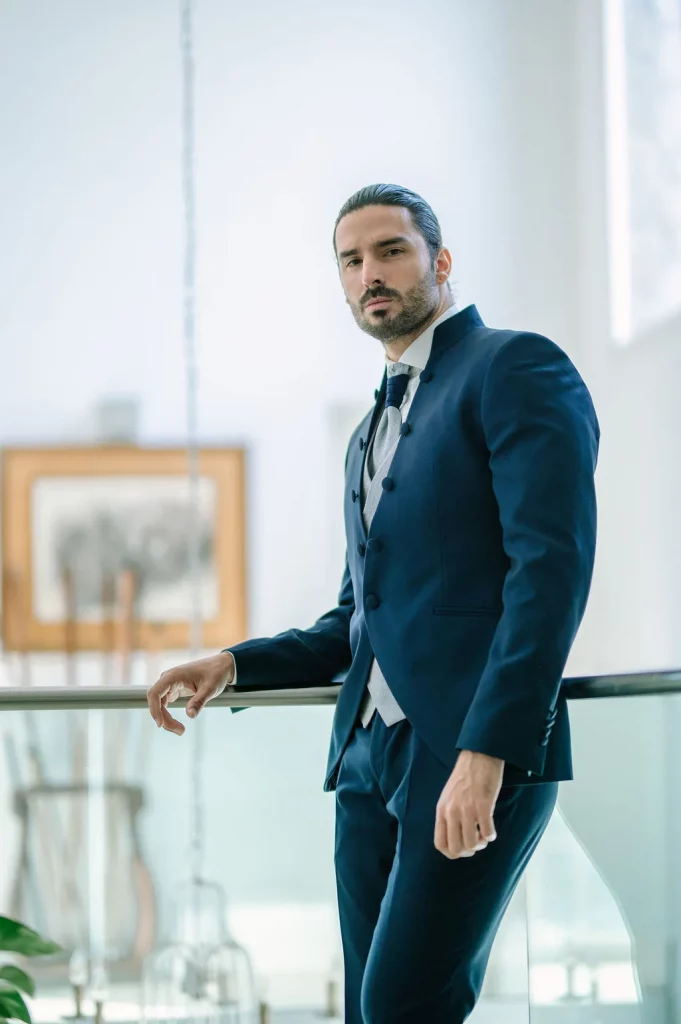 Traje de ceremonia azul modelo Vassi con chaleco de lino cruzado