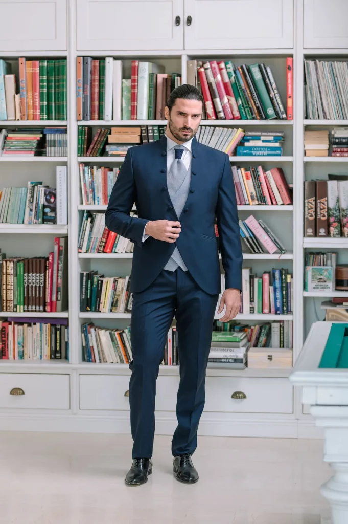 Traje de novio cuello mao azul modelo Vassi de Guillermo Villanueva para novios elegantes